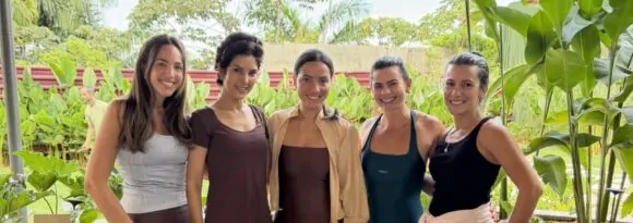 Experiência de yoga em meio à natureza reúne convidados no Caminho das Árvores