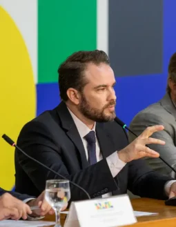 Governo aumenta imposto sobre cigarros para compensar desoneração de combustíveis