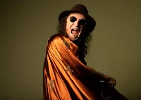 Alceu Valença tem figurino assinado por famosa estilista em nova turnê nacional