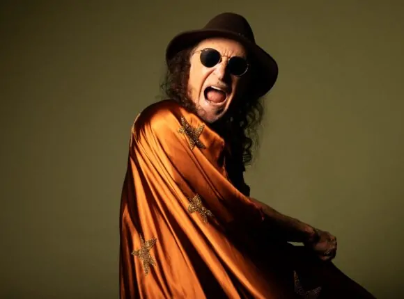 Alceu Valença tem figurino assinado por famosa estilista em nova turnê nacional