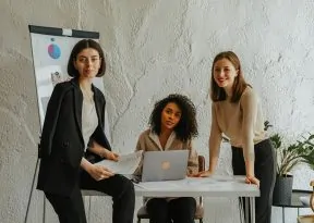 Apesar de crescimento na empregabilidade, mulheres seguem sofrendo com desigualdade salarial