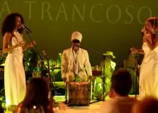 Carlinhos Brown faz show emocionante com as filhas, Cecília e Clara, na estreia do Gala Trancoso