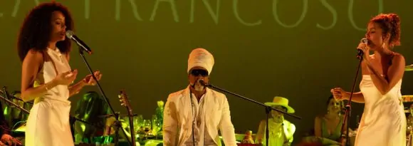 Carlinhos Brown faz show emocionante com as filhas, Cecília e Clara, na estreia do Gala Trancoso