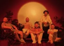 Em Salvador, Maneva leva sonoridade do reggae para sucessos da música brasileira