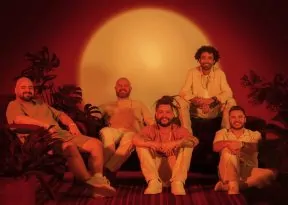 Em Salvador, Maneva leva sonoridade do reggae para sucessos da música brasileira