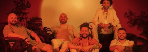 Em Salvador, Maneva leva sonoridade do reggae para sucessos da música brasileira