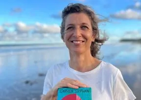Escritora alemã, Carmen Stephan, desembarca em Salvador com novo livro “Malária: um romance”