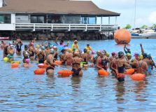 Evento de natação em águas abertas reuniu mulheres na Praia da Preguiça, em Salvador
