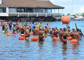 Evento de natação em águas abertas reuniu mulheres na Praia da Preguiça, em Salvador