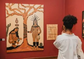 Exposição “Toda Árvore Tem Raiz” traz reflexões sobre atravessamentos entre aldeia e cidade