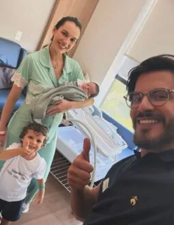 Fernanda Cunha Guedes e Tiago Ayres celebram chegada do segundo filho em Salvador