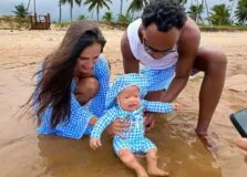 Filho de Thiaguinho e Carol Peixinho tem primeiro contato com o mar, na Bahia