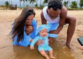 Filho de Thiaguinho e Carol Peixinho tem primeiro contato com o mar, na Bahia