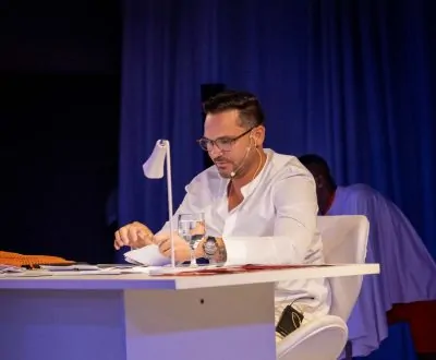 Fotos – Autor best-seller Fernando Cerqueira lança “Dezessete Cartas” em Salvador com espetáculo imersivo