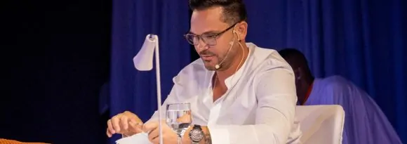 Fotos – Autor best-seller Fernando Cerqueira lança “Dezessete Cartas” em Salvador com espetáculo imersivo