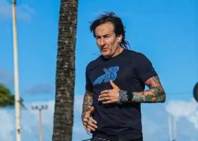 Guitarrista do Guns N’ Roses é visto correndo pela Barra antes do show