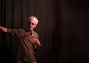 José Enrique Barreiro traz stand-up comedy poético para Salvador