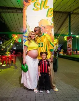 Léo Santana celebrou aniversário com família e amigos no Boteco do GG