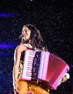 Lucy Alves celebra o forró e a música nordestina com show em Salvador