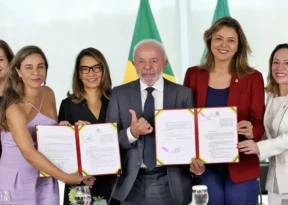 Lula sanciona novas leis para reforçar combate à violência contra mulheres