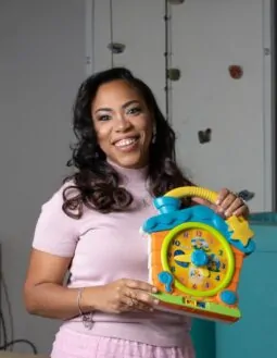 Neuropsicóloga Meire Queirós amplia o olhar sobre o autismo em novo livro