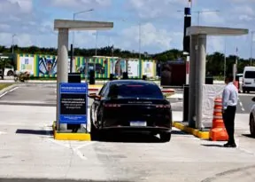 Uso do meio-fio no Aeroporto de Salvador terá cobrança para motoristas após 10 minutos