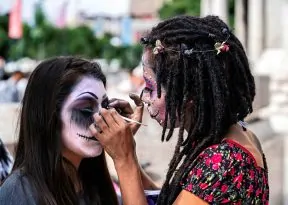 Registros do Día de los Muertos são celebrados em novo livro de Sinísia Coni