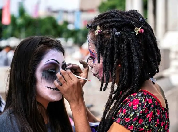Registros do Día de los Muertos são celebrados em novo livro de Sinísia Coni