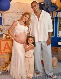 Léo Santana e Lore Improta revelam nome do segundo filho em chá de bebê. Confira!