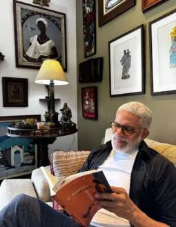 Ator baiano Urias Lima lança livro de estreia com sessão de autógrafos em Salvador