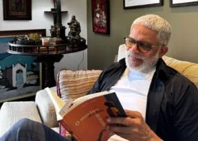 Ator baiano Urias Lima lança livro de estreia com sessão de autógrafos em Salvador