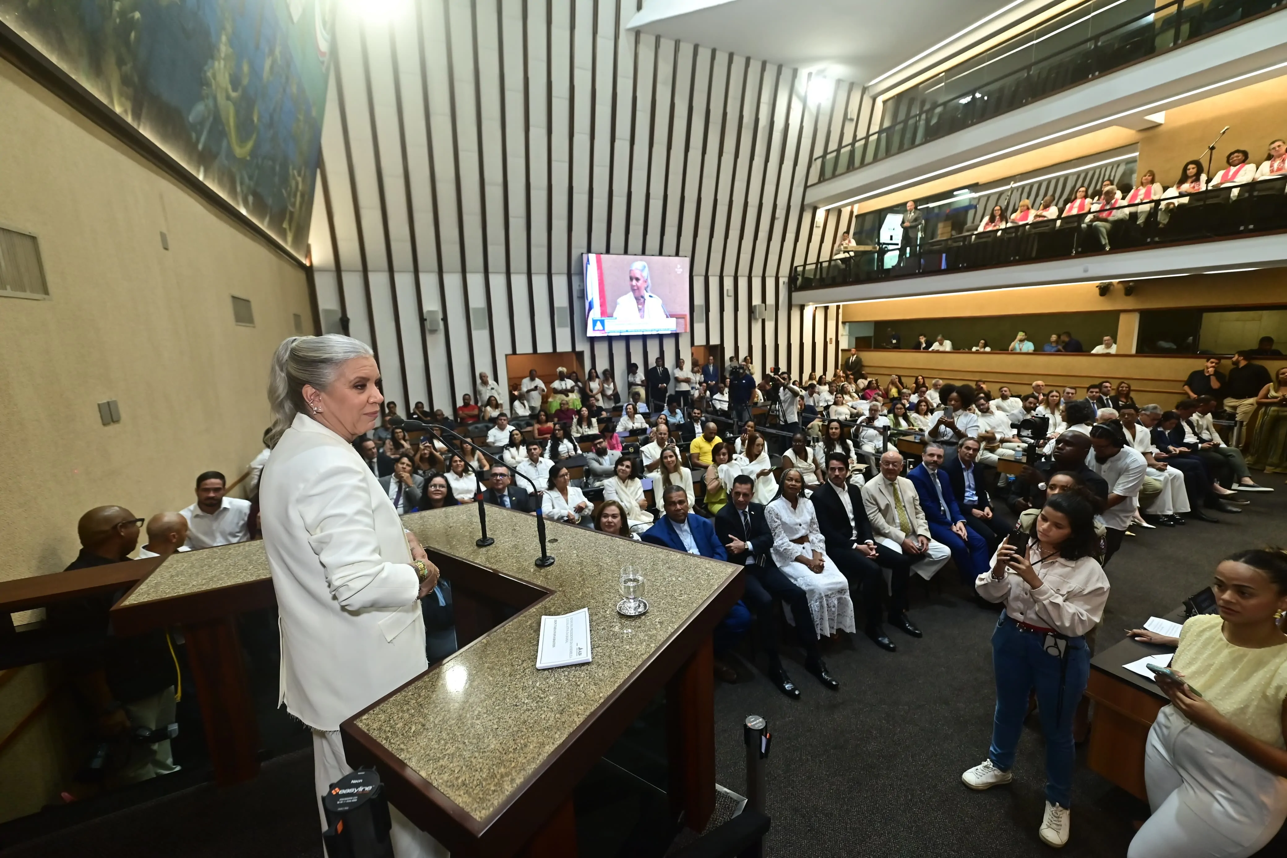 Astrid Fontenelle recebe Título de Cidadã Baiana na ALBA