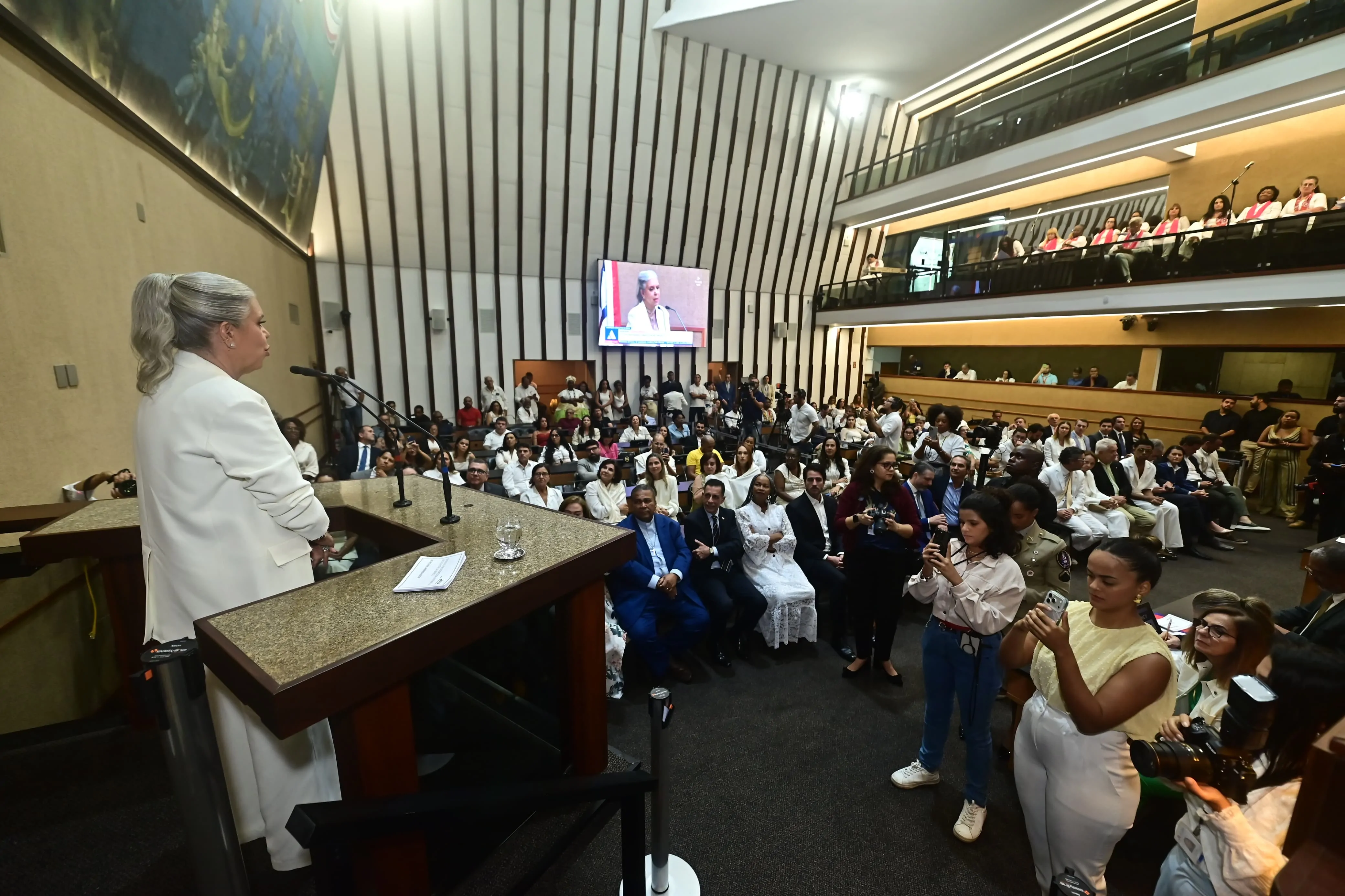 Astrid Fontenelle recebe Título de Cidadã Baiana na ALBA