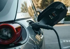 ALBA aprova Projeto de Lei que libera recarga de carros elétricos em condomínios