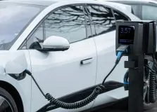 Governo mantém elevação de tarifas a carros elétricos e aprova cota zero