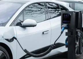 Governo mantém elevação de tarifas a carros elétricos e aprova cota zero
