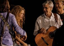 Após Bethânia, Caetano Veloso também surge em ensaio com Shakira em Copacabana