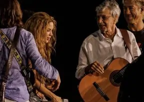 Após Bethânia, Caetano Veloso também surge em ensaio com Shakira em Copacabana