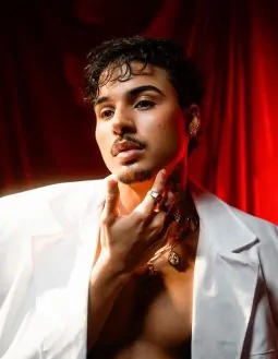 Dellima mistura samba-reggae, pop e disco em novo single “Coração Valente”
