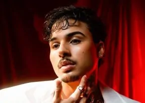 Dellima mistura samba-reggae, pop e disco em novo single “Coração Valente”