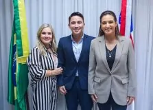 Diretor do Anota Bahia visita Ivana Bastos ao lado de Roberta Roma em agenda institucional