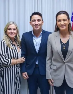 Diretor do Anota Bahia visita Ivana Bastos ao lado de Roberta Roma em agenda institucional
