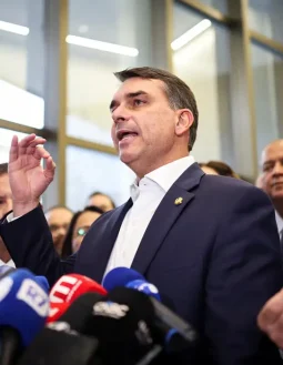 Flávio Bolsonaro confirma agenda em evento que movimenta o agronegócio baiano
