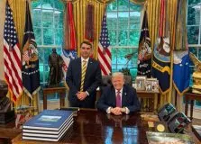 Flávio Bolsonaro se encontra com Donald Trump na Casa Branca