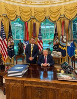 Flávio Bolsonaro se encontra com Donald Trump na Casa Branca