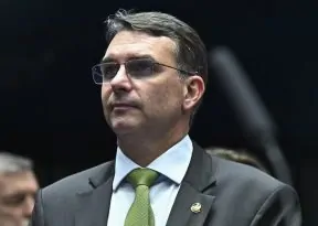 Após fala sobre urnas, Flávio Bolsonaro vira alvo de representação no TSE