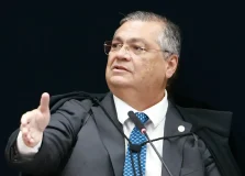 Flávio Dino nega pedido de soltura de Deolane Bezerra após prisão em operação