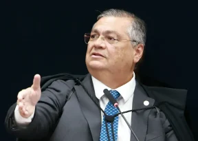 Flávio Dino nega pedido de soltura de Deolane Bezerra após prisão em operação