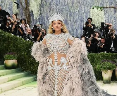 Fotos – Met Gala 2026 movimenta Nova York com produção que interpretam o tema “Fashion is Art”
