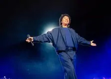 Djavan celebrou 50 anos de carreira em Salvador com artistas na plateia. Veja vídeos!
